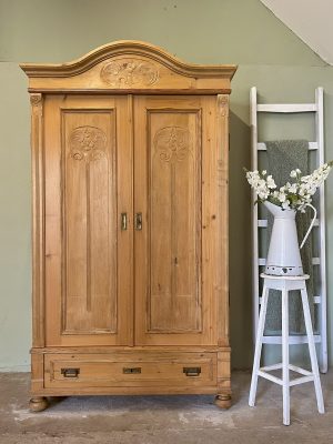 Home grenen kast bloemmotief